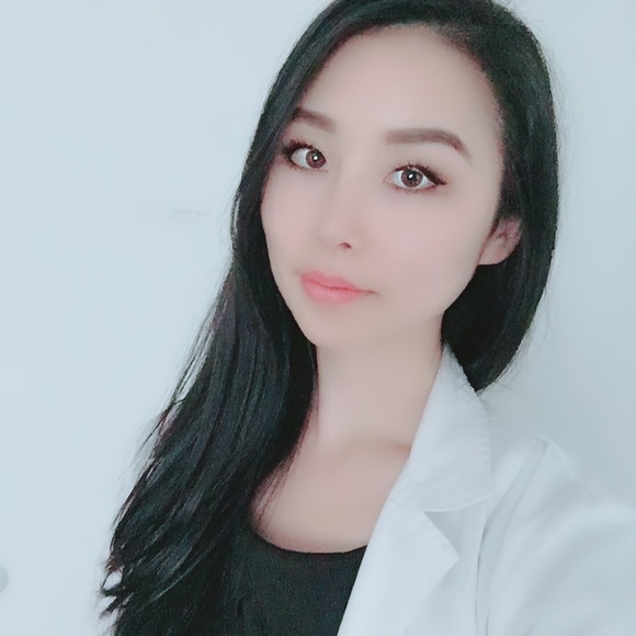 Meet your Posher, Emily - Picture 1 of 1